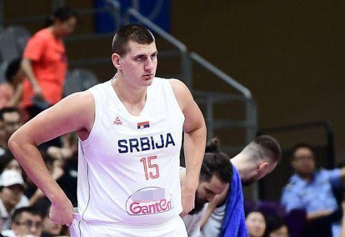 安东内拉晒为蒂亚戈庆生照，举办了一个巴萨主题生日派对（安东内拉分享蒂亚戈生日照，巴萨主题派对温馨举行）