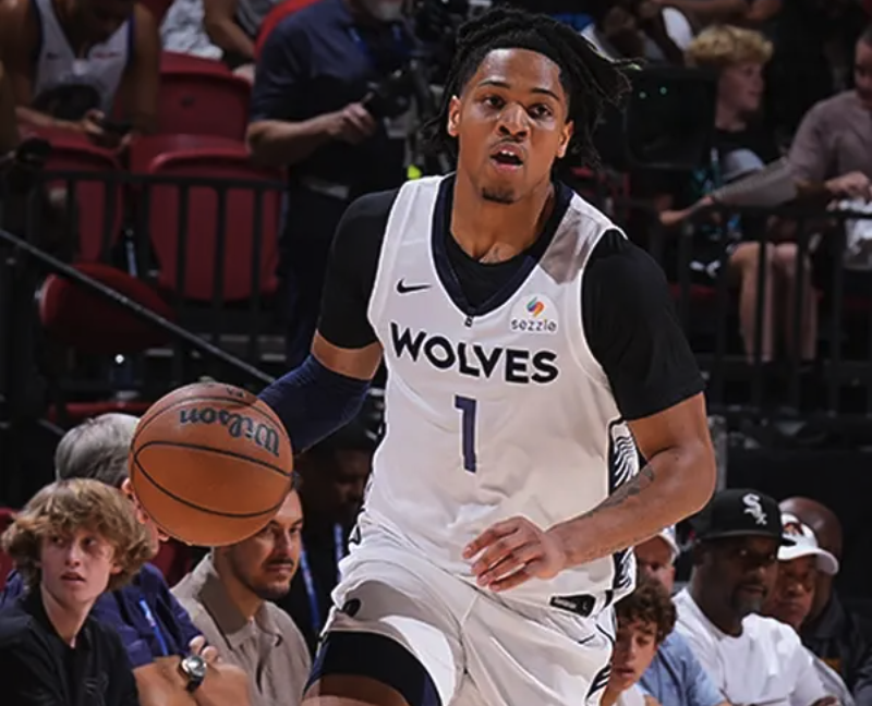 湖人詹姆斯关键三分锁定胜利（詹姆斯命中关键三分助湖人锁定胜局）