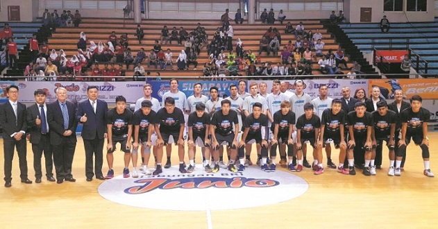 反身扣篮震撼全场（反身暴扣引爆全场）