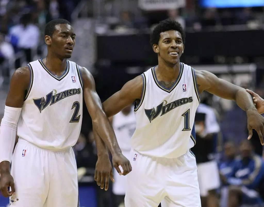 热搜第一！#泰勒斯威夫特官宣订婚 ，男方是知名橄榄球球星（热搜第一！泰勒·斯威夫特宣布订婚，对象为知名橄榄球球星）