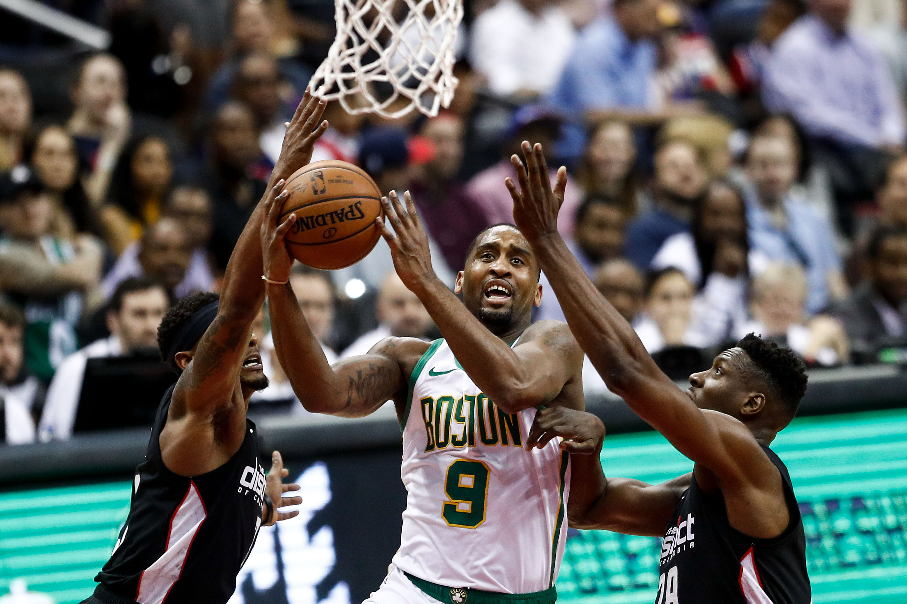 NBA半场：哈登19分，戈贝尔一级恶意，快船56-42领先森林狼（NBA半场战况：哈登19分，戈贝尔遭判一级恶意，快船56-42领先森林狼）