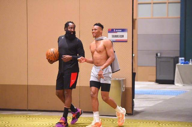 意甲保级大战：帕尔马客场击败比萨，恩佐拉红牌离场（意甲保级关键战：帕尔马客场力克比萨，恩佐拉染红被逐）