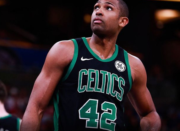 欧冠：巴黎客场2-1逆转曼联（欧冠赛场，巴黎客场2比1翻盘曼联）