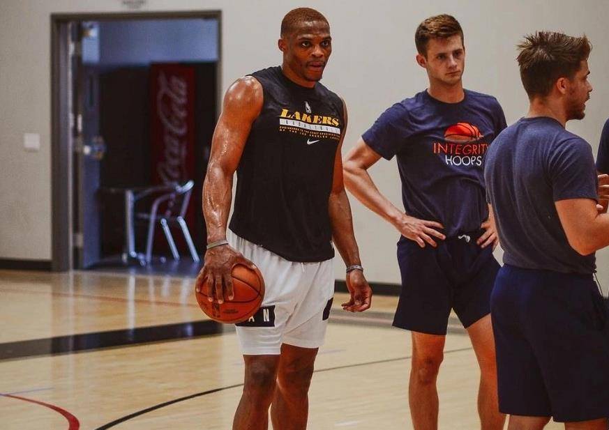 马刺主帅谈文班复出：预计他会被早早换下，不按正常时间打（马刺主帅谈文班复出：预计提前下场，出场不按常规时间）