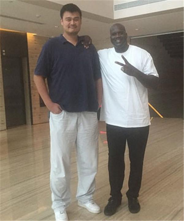 欧文突破防守创造杀伤，制造罚球（欧文穿透防线造杀伤，赢得罚球）