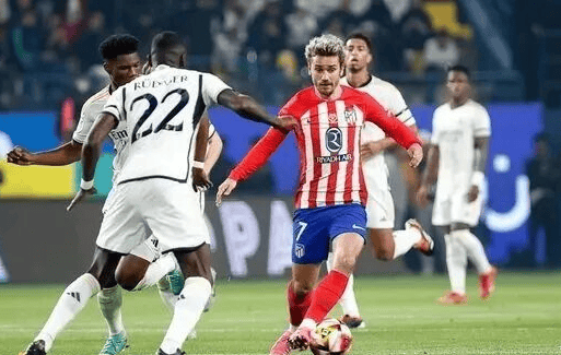 后卫破门后激情亲吻队徽，引球迷共鸣