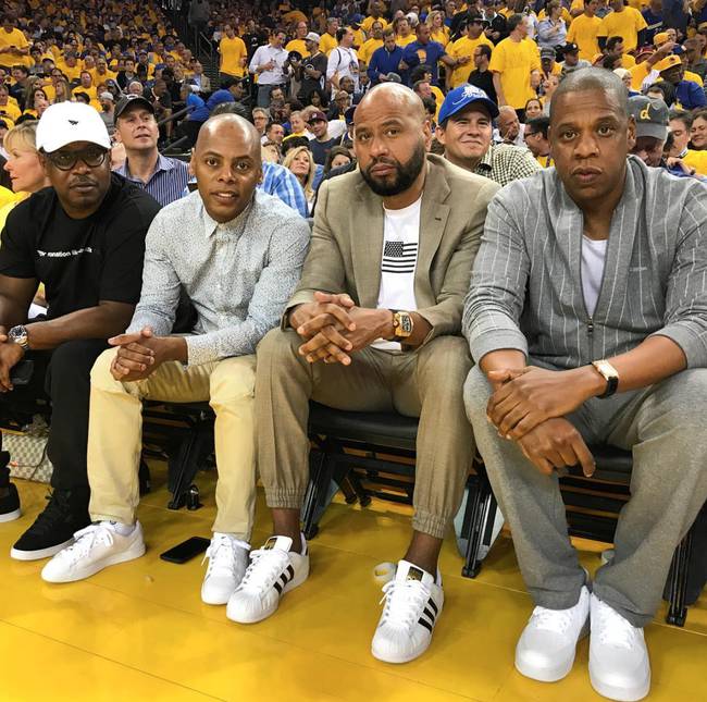 湖人詹姆斯关键时刻命中绝杀（詹姆斯压哨绝杀，湖人取胜）